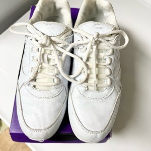 Girl’s Cheerleader White Sneakers,Chasse’ Cheer, size 5